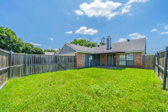 816 Plummer Drive, Cedar Hill, TX 75104