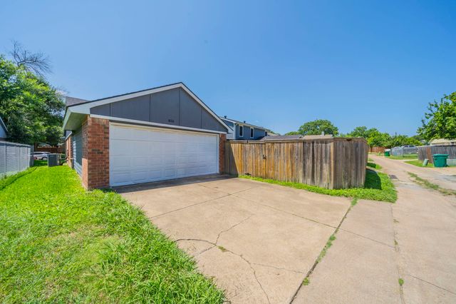 816 Plummer Drive, Cedar Hill, TX 75104