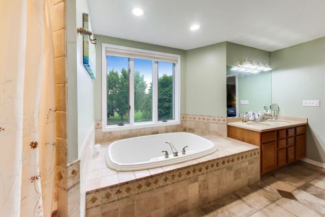515 GRAND MEADOW Lane, Mchenry, IL 60051