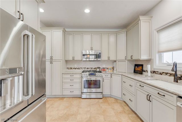 8195 Manor Gate Way, Mentor, OH 44060