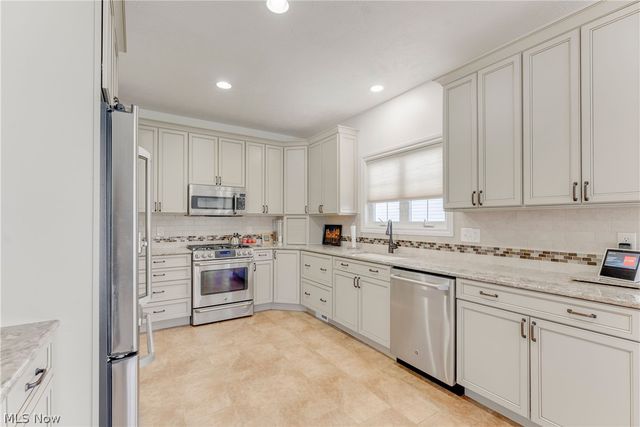 8195 Manor Gate Way, Mentor, OH 44060