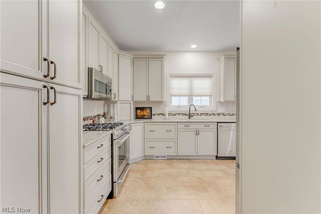 8195 Manor Gate Way, Mentor, OH 44060