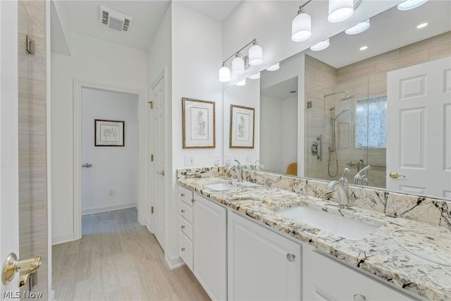 8195 Manor Gate Way, Mentor, OH 44060