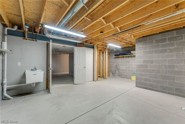 8195 Manor Gate Way, Mentor, OH 44060