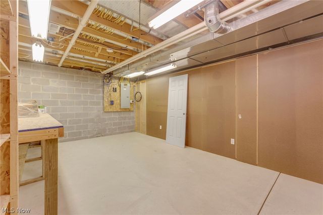 8195 Manor Gate Way, Mentor, OH 44060