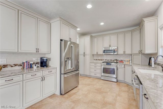 8195 Manor Gate Way, Mentor, OH 44060