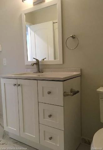 13366 North Rd, Fenton, MI 48430