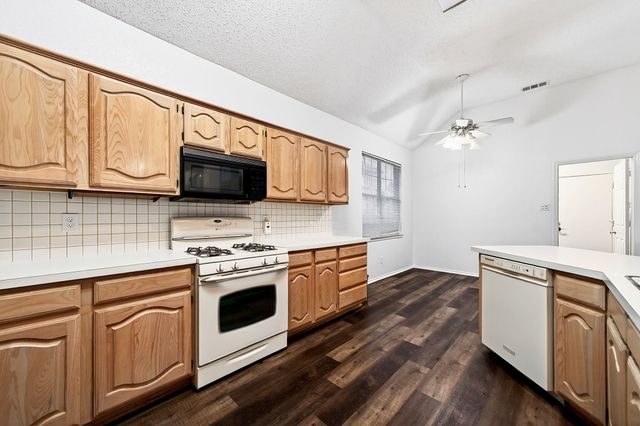 809 Yosemite Trail, Mesquite, TX 75149