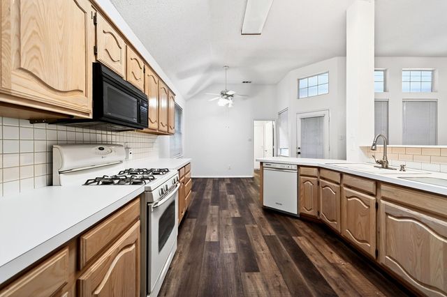 809 Yosemite Trail, Mesquite, TX 75149