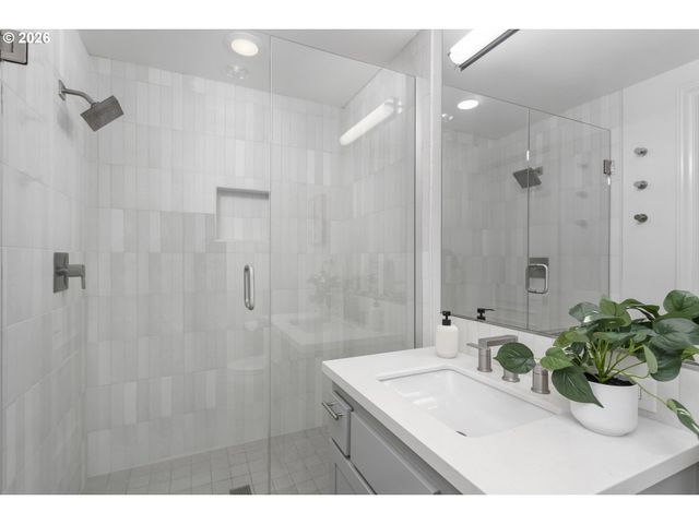 5511 Se SCENIC Ln 203, Vancouver, WA 98661