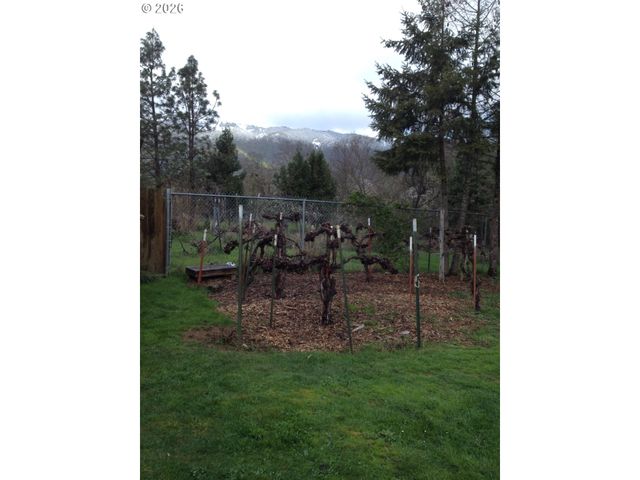 273 CREST Dr, Myrtle Creek, OR 97457