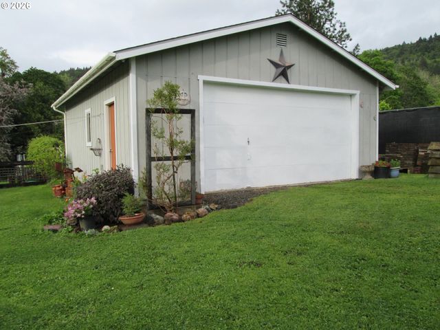 273 CREST Dr, Myrtle Creek, OR 97457