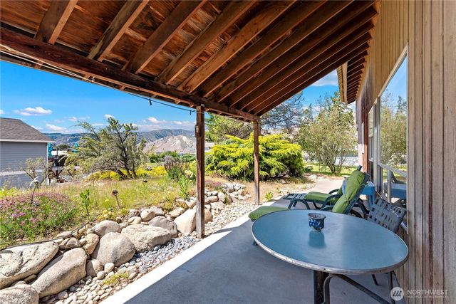 245 Lakeview Avenue, Orondo, WA 98843