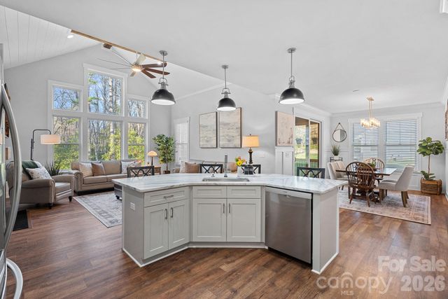 860 38th Avenue NE, Hickory, NC 28601