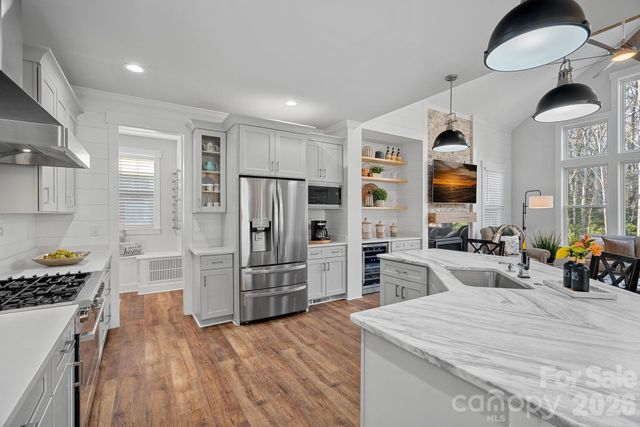 860 38th Avenue NE, Hickory, NC 28601