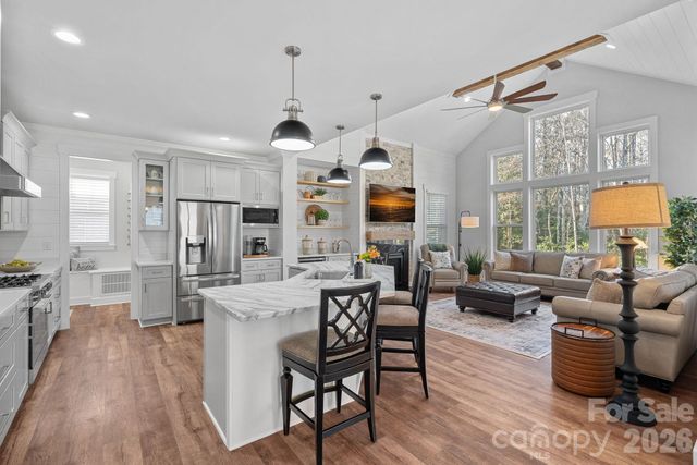 860 38th Avenue NE, Hickory, NC 28601