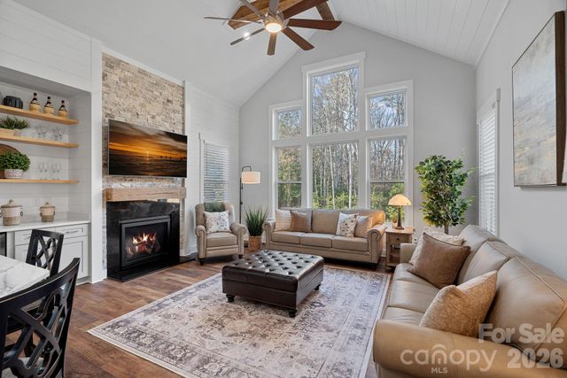 860 38th Avenue NE, Hickory, NC 28601