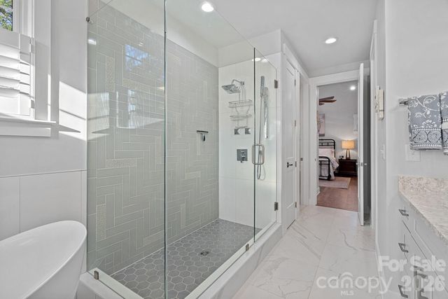 860 38th Avenue NE, Hickory, NC 28601