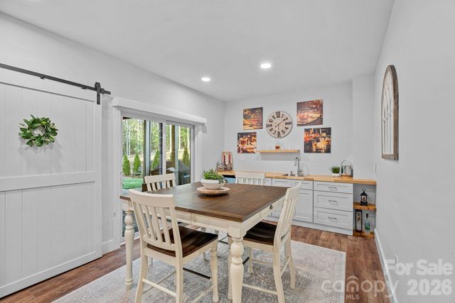 860 38th Avenue NE, Hickory, NC 28601