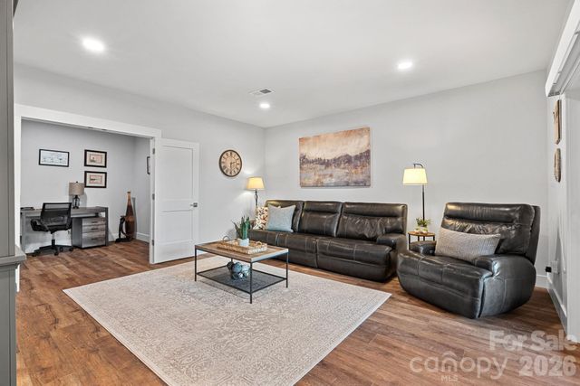 860 38th Avenue NE, Hickory, NC 28601