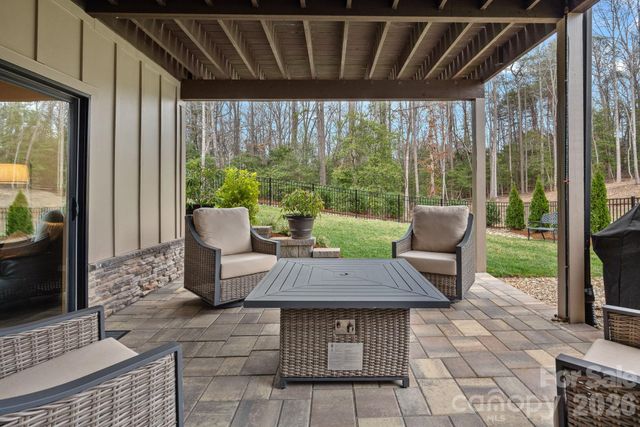 860 38th Avenue NE, Hickory, NC 28601