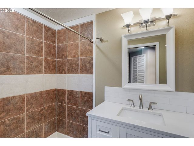 2725 Se 166TH Ave, Portland, OR 97236