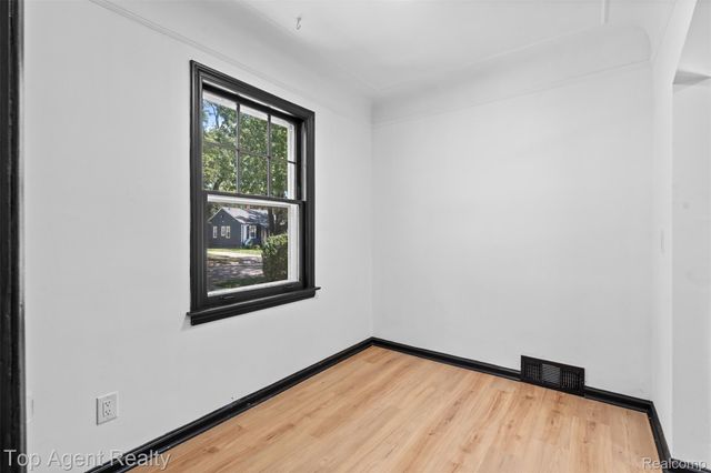 18580 Washtenaw Street, Harper Woods, MI 48225