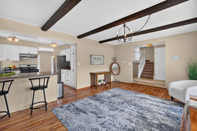 1334 Allison Lane, Schaumburg, IL 60194