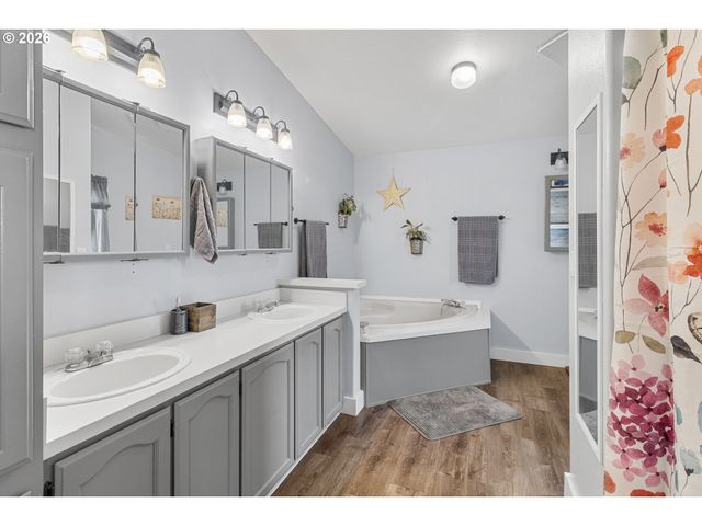 32225 BUSH GARDEN Dr, Harrisburg, OR 97446