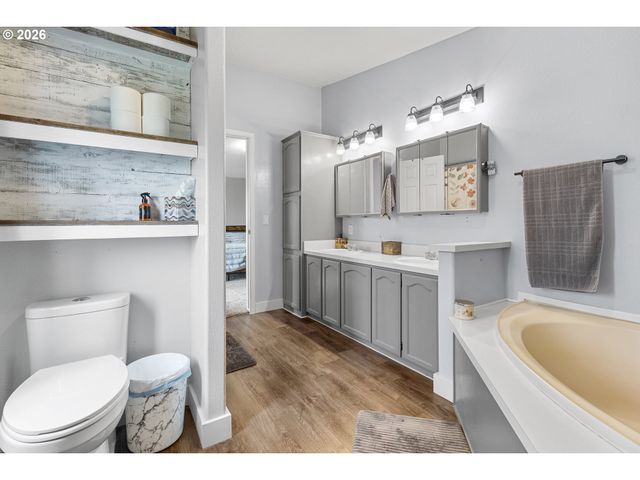 32225 BUSH GARDEN Dr, Harrisburg, OR 97446