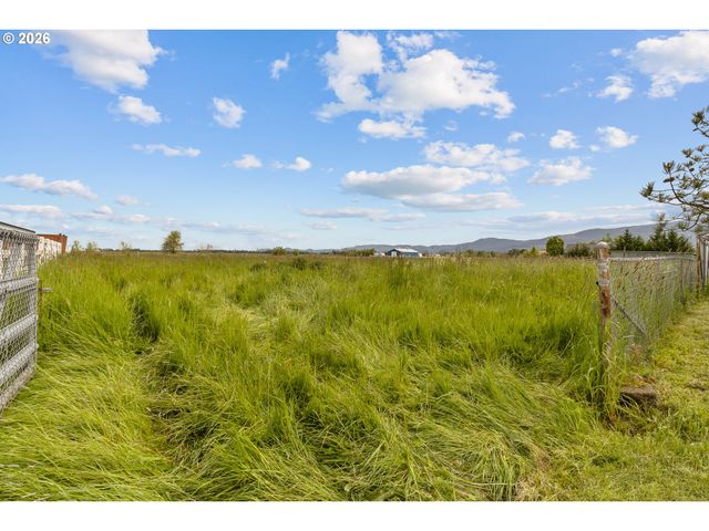 32225 BUSH GARDEN Dr, Harrisburg, OR 97446