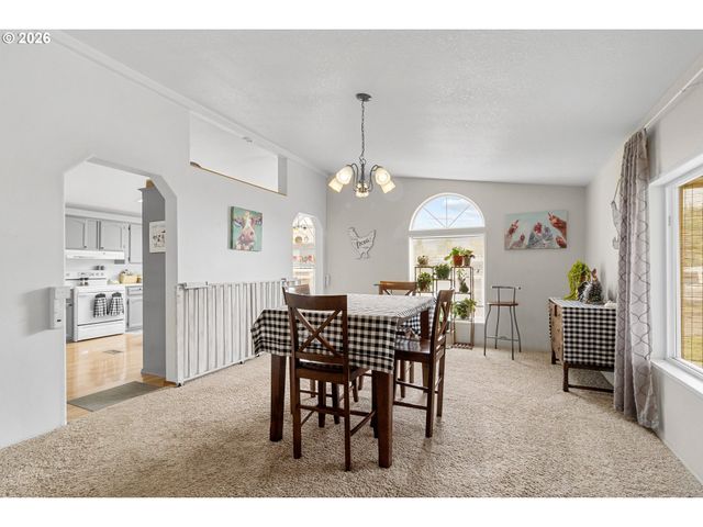32225 BUSH GARDEN Dr, Harrisburg, OR 97446