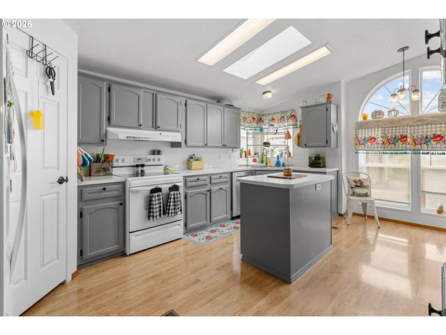32225 BUSH GARDEN Dr, Harrisburg, OR 97446