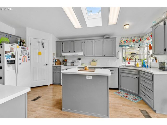32225 BUSH GARDEN Dr, Harrisburg, OR 97446