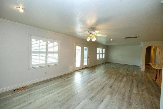 1912 Kendall Ave, Modesto, CA 95355