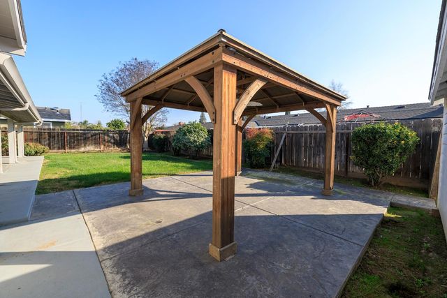 1912 Kendall Ave, Modesto, CA 95355