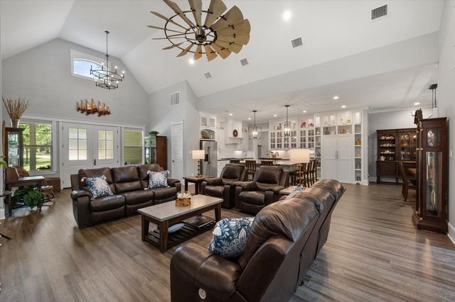 902 Waters Edge Drive, Corsicana, TX 75109