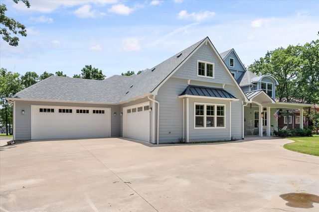 902 Waters Edge Drive, Corsicana, TX 75109