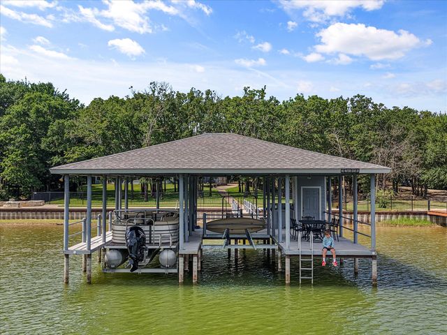 902 Waters Edge Drive, Corsicana, TX 75109