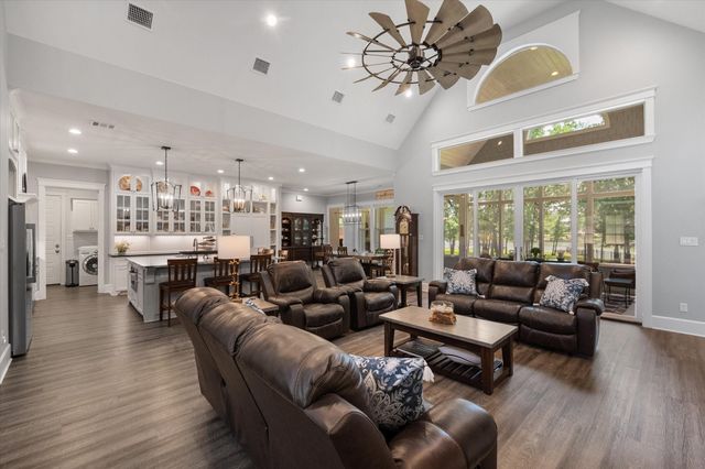 902 Waters Edge Drive, Corsicana, TX 75109