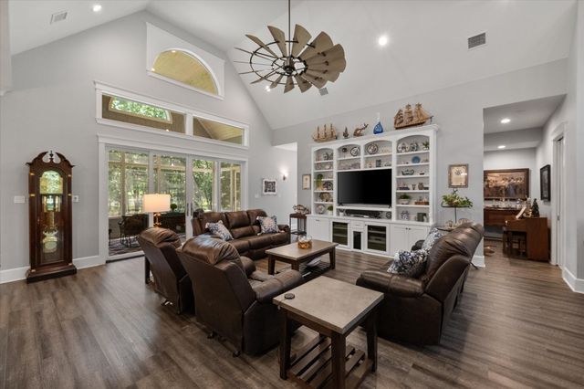 902 Waters Edge Drive, Corsicana, TX 75109