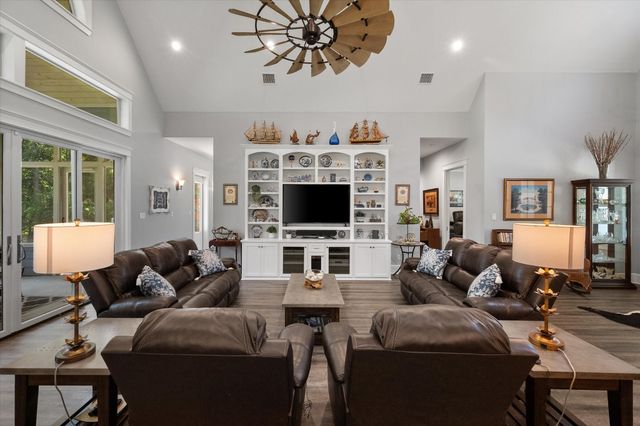 902 Waters Edge Drive, Corsicana, TX 75109