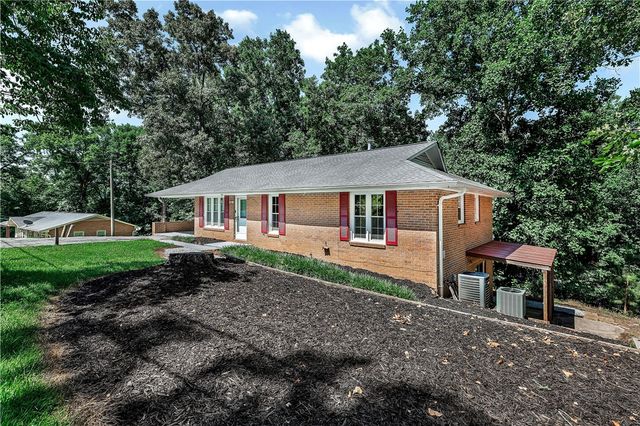 2011 Forest Drive, Seneca, SC 29672