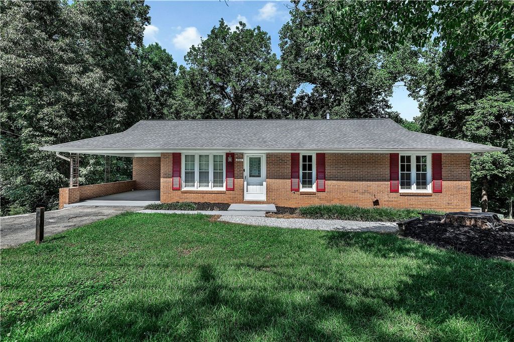 2011 Forest Drive, Seneca, SC 29672