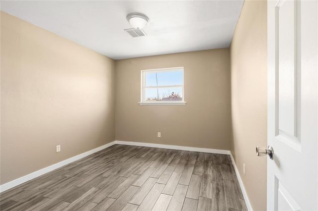 2512 Yorkshire Avenue, Moore, OK 73160