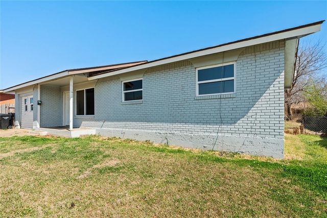 2512 Yorkshire Avenue, Moore, OK 73160