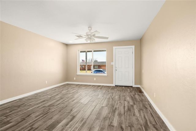 2512 Yorkshire Avenue, Moore, OK 73160