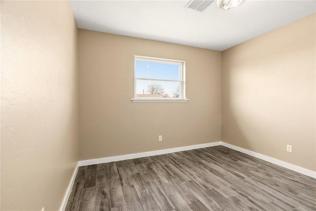 2512 Yorkshire Avenue, Moore, OK 73160