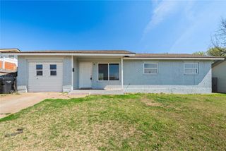 2512 Yorkshire Avenue, Moore, OK 73160