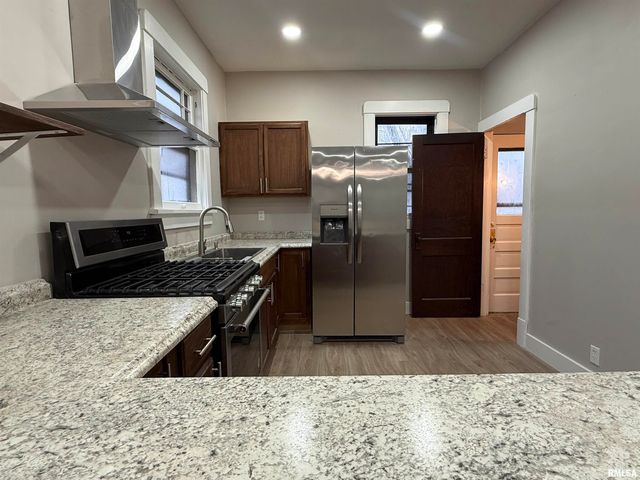 112 E GIFT Avenue, Peoria, IL 61603